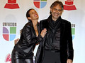 Andrea Bocelli z �on� / fot. PAP/EPA/Andrew Gombert