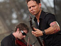 Ryan Delahoussaye i Matt Noveskey z ameryka�skiego zespo�u Blue October / fot. PAP/EPA/Steve C. Mitchell