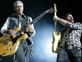 Adam Clayton i The Edge / fot. PAP/Andrzej Grygiel