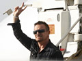 Bono na p�ycie Mi�dzynarodowego Portu Lotniczego w Pyrzowicach / fot. PAP/Andrzej Grygiel