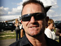 Bono na p�ycie Mi�dzynarodowego Portu Lotniczego w Pyrzowicach / fot. PAP/Andrzej Grygiel