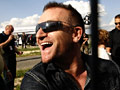 Bono na p�ycie Mi�dzynarodowego Portu Lotniczego w Pyrzowicach / fot. PAP/Andrzej Grygiel