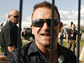 Bono na p�ycie Mi�dzynarodowego Portu Lotniczego w Pyrzowicach / fot. PAP/Andrzej Grygiel