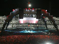 Bia�o-czerwony stadion podczas utworu "New Year's Day" / fot. PAP/Andrzej Grygiel