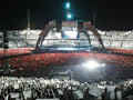Bia�o-czerwony stadion podczas utworu "New Year's Day" / fot. PAP/Andrzej Grygiel