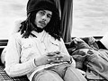 Bob Marley z nog� zabanda�owan� po kontuzji, kt�rej nabawi� si� graj�c w pi�k� no�n� pierwszego dnia trasy Exodus, 1977 / Genesis Publications