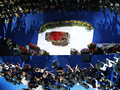 Rodzina i przyjaciele �piewaj� "We are the World" nad trumn� artysty / fot. Wally Skalij / Los Angeles Times