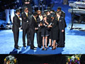 Pogr��ona w smutku rodzina gwiazdora / fot. Monica Almeida / The New York Times