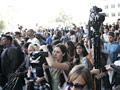 Media i fani Michaela Jacksona przed UCLA Medical Center / PAP/EPA