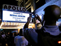 Fani przed Apollo Theater w Nowym Jorku / PAP/EPA