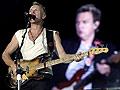 Sting i Andy Summers (na ekranie) z zespo�u The Police w Genewie / fot. PAP/EPA/Martial Trezzini