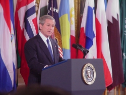 Prezydent George W. Bush podczas konferencji prasowej w Białym Domu (19 marca 2004 r.)