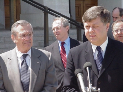 Minister Obrony Jerzy Szmajdziński podczas spotkania z Sekretarzem Obrony Donaldem Rumsfeldem