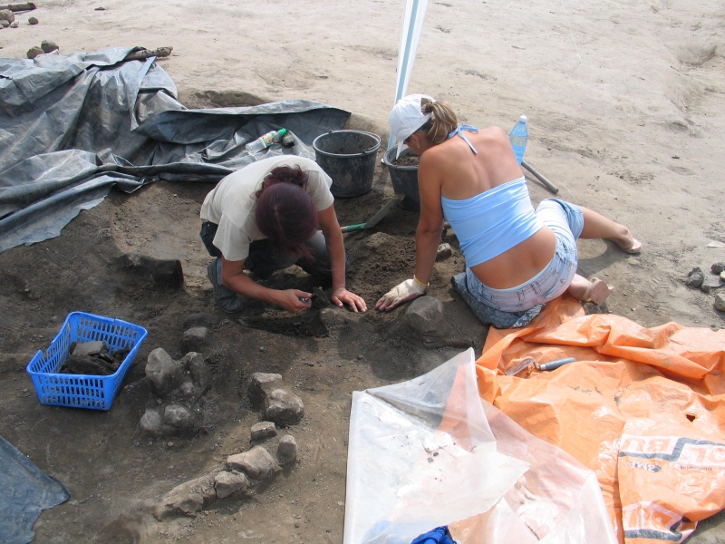 Prace archeologiczne w osadzie Truso na archiwalnych zdjęciach RMF FM z 2007 roku